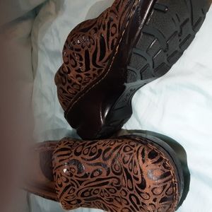 BOC PEGGY BROWN PAISLEY NURSING CLOGS